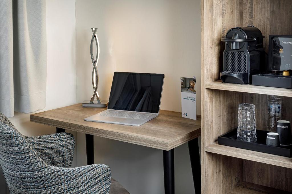 Příslušenství pro přípravu čaje a kávy v ubytování Hotel Schweizerhof