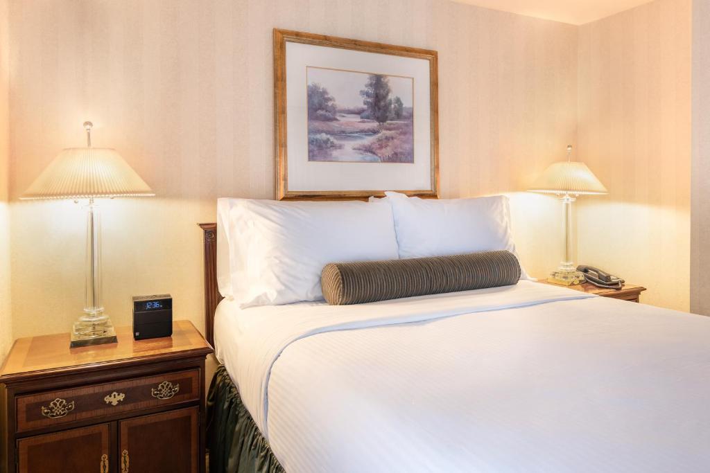 Mayflower Park Hotel - Deluxe Queen Room