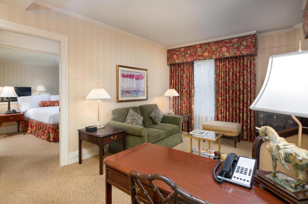 Mayflower Park Hotel - King Suite
