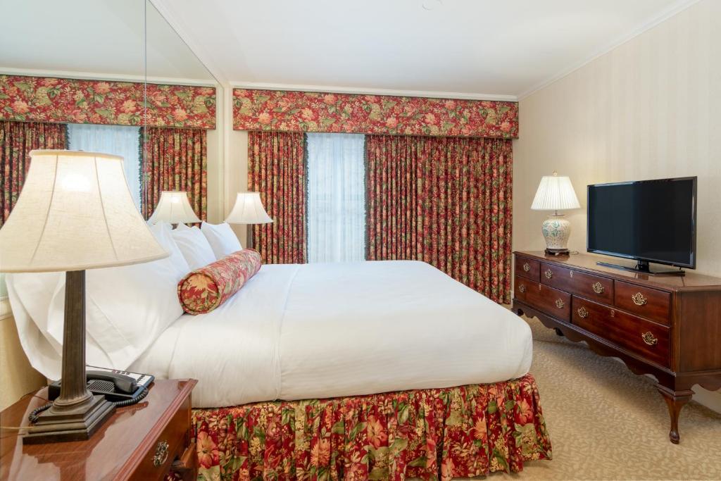 Mayflower Park Hotel - 