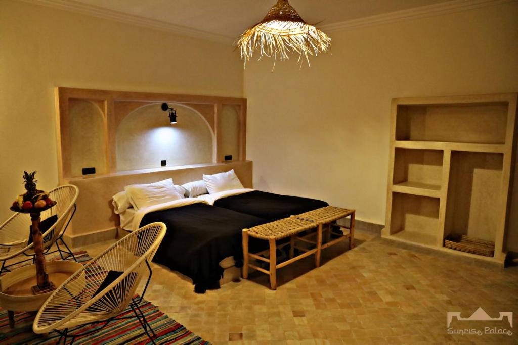 Postel nebo postele na pokoji v ubytování Sunrise Palace Merzouga