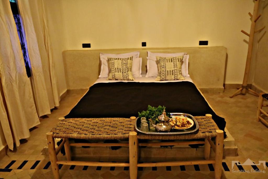 Postel nebo postele na pokoji v ubytování Sunrise Palace Merzouga