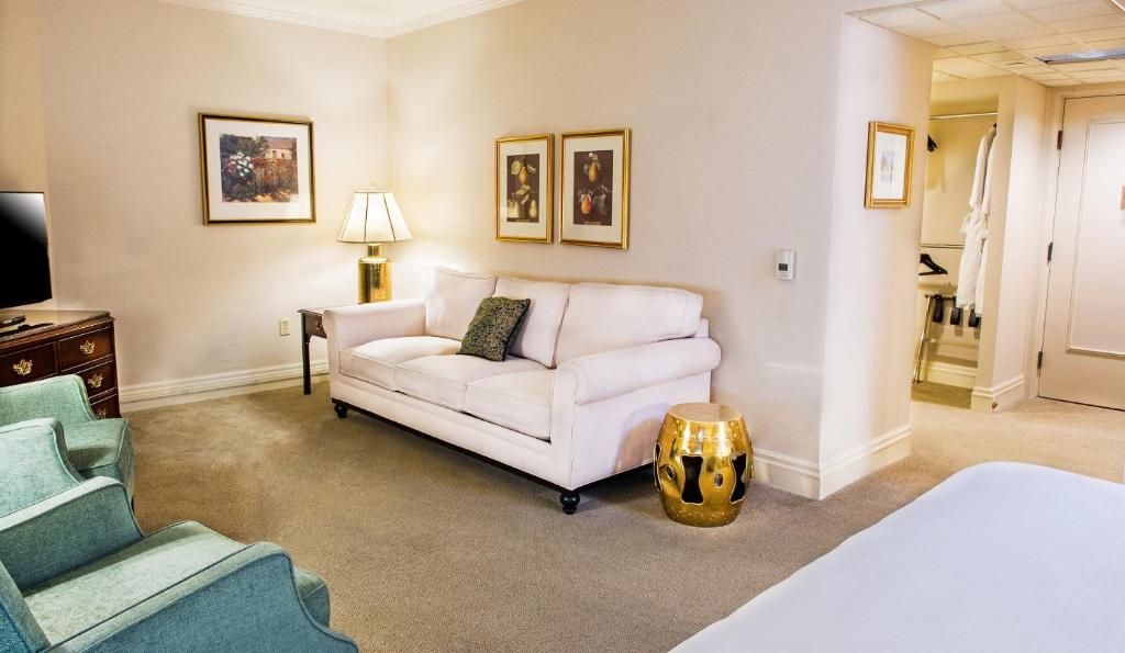 Mayflower Park Hotel - 