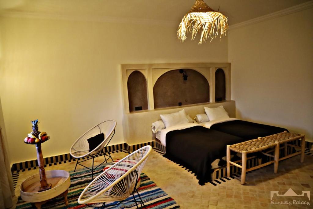Postel nebo postele na pokoji v ubytování Sunrise Palace Merzouga