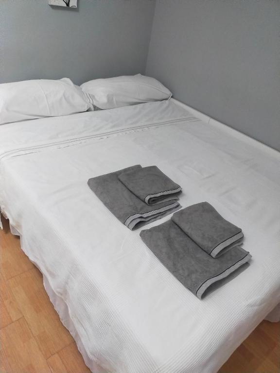 Łóżko lub łóżka w pokoju w obiekcie Benalmadena ,apartamento-Estudio primera Línea de Playa