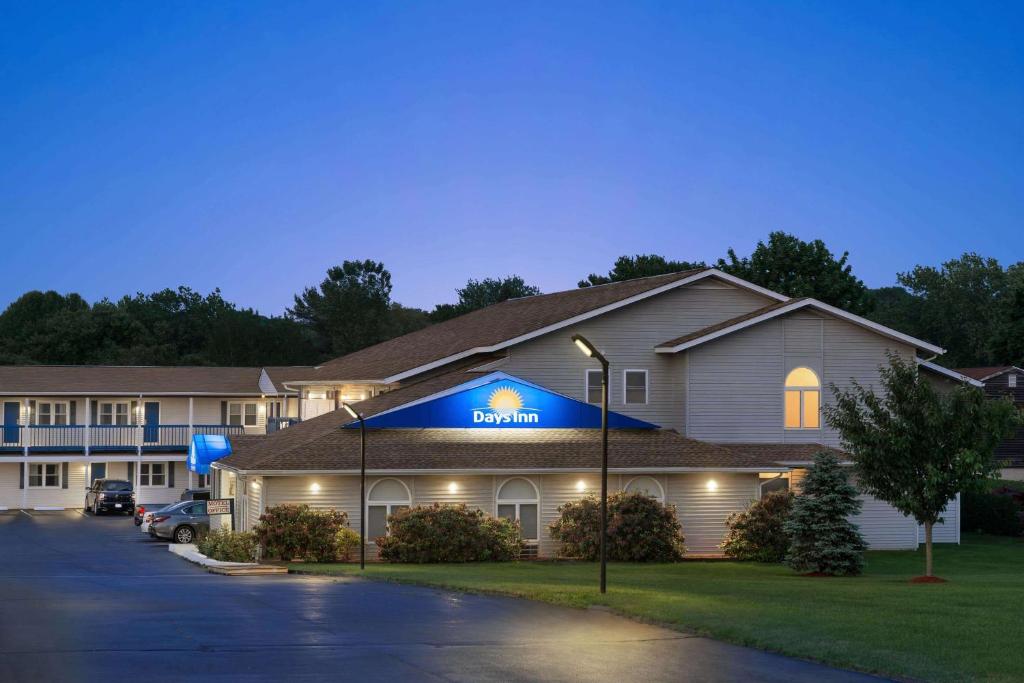 a inn with a sign on the front of it at Days Inn by Wyndham Middletown/Newport Area in Middletown