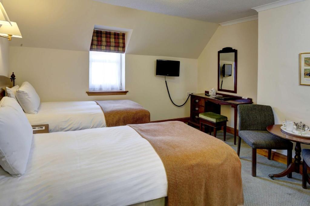 Postel nebo postele na pokoji v ubytování BEST WESTERN The Crianlarich Hotel