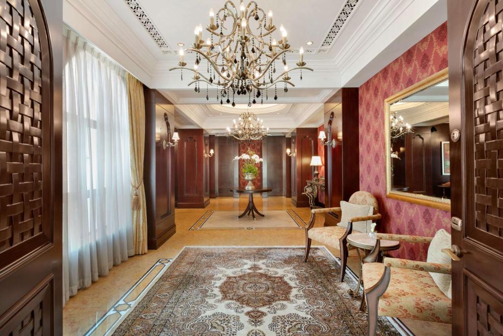 Posezení v ubytování Shangri-La Qaryat Al Beri, Abu Dhabi
