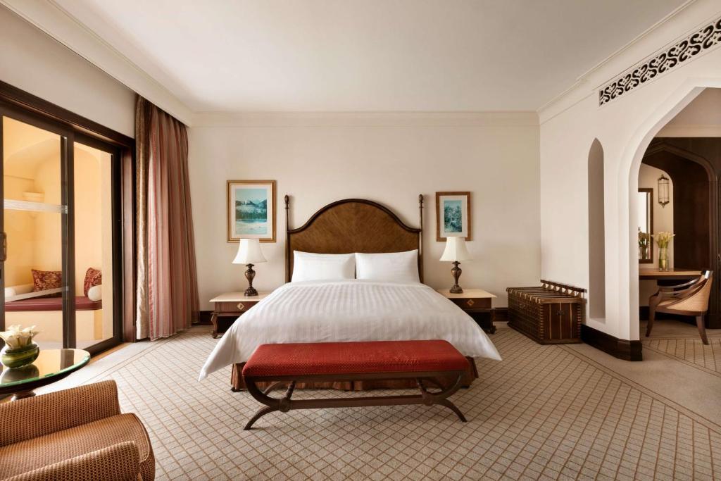 Postel nebo postele na pokoji v ubytování Shangri-La Qaryat Al Beri, Abu Dhabi
