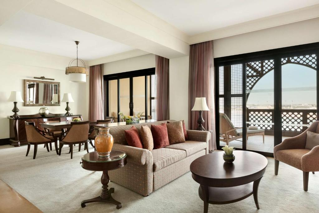 Posezení v ubytování Shangri-La Qaryat Al Beri, Abu Dhabi