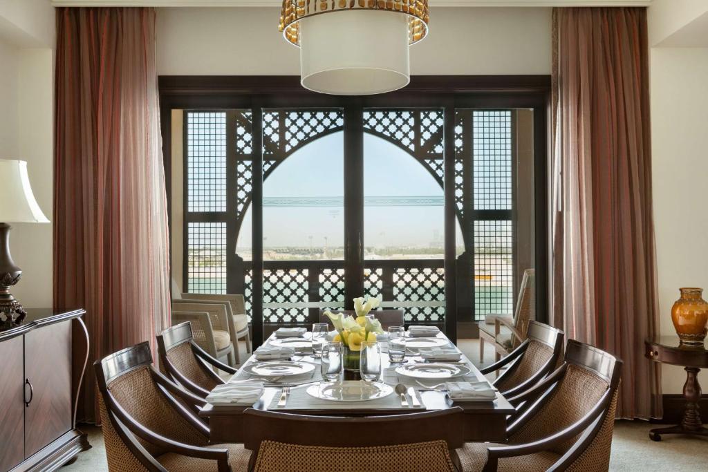 Posezení v ubytování Shangri-La Qaryat Al Beri, Abu Dhabi