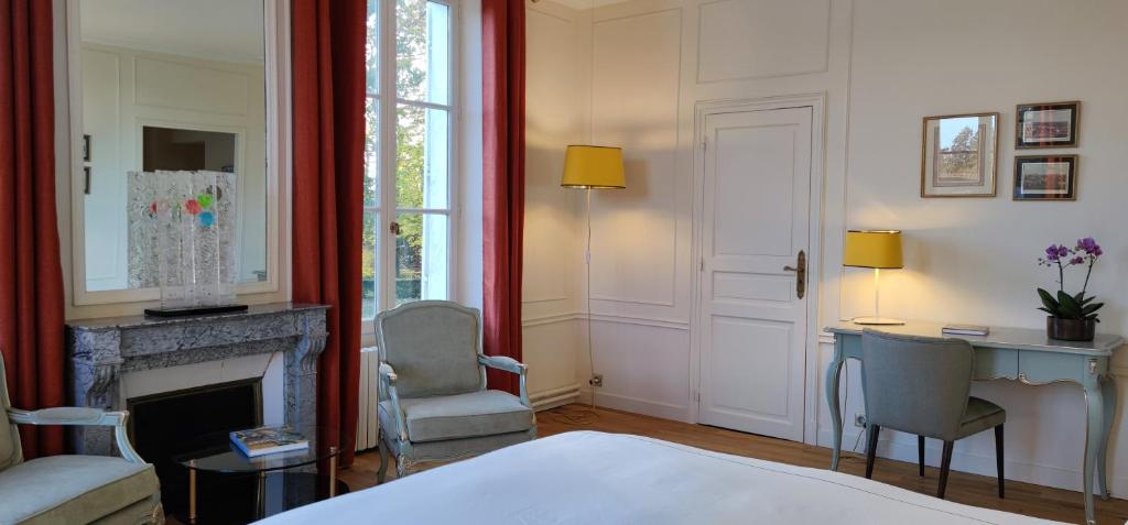 CHATEAU DE BRINVILLE - Deluxe Double Room With Bath