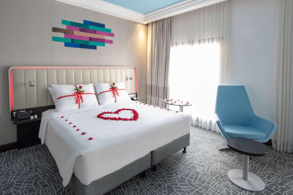 Postel nebo postele na pokoji v ubytování Park Inn by Radisson Makkah Al Naseem