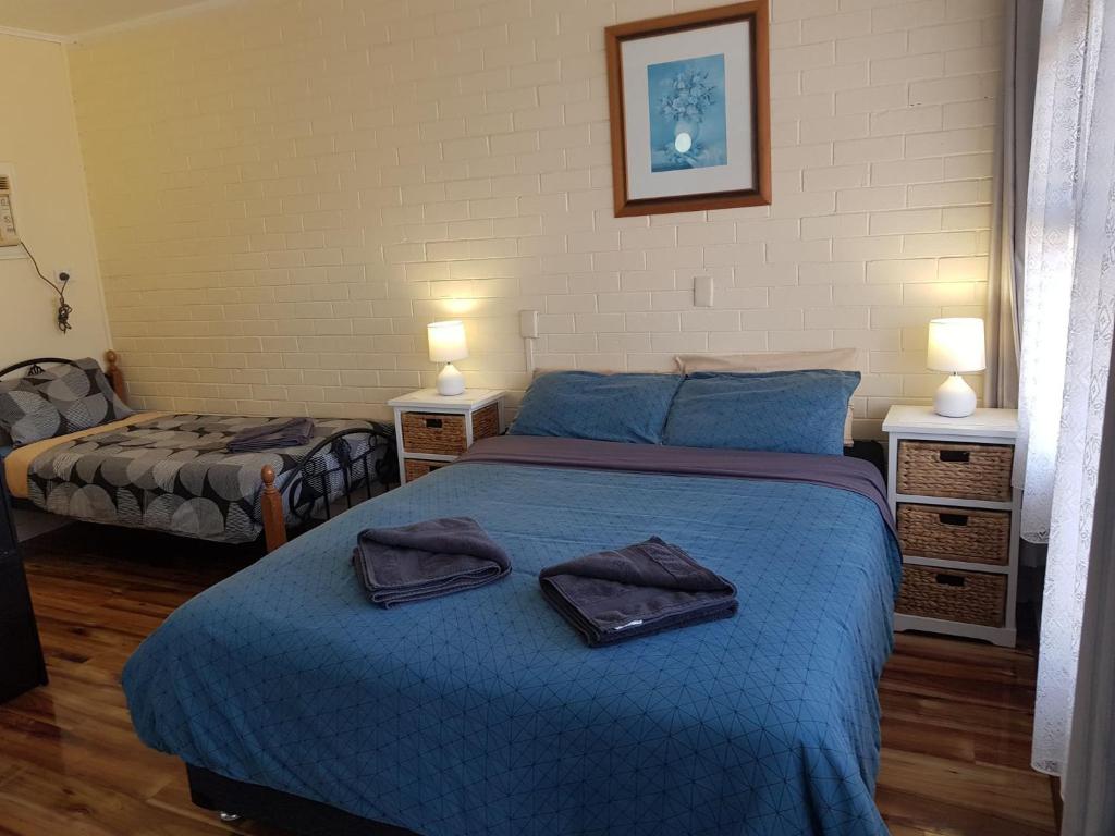 Кровать или кровати в номере Whyalla Country Inn Motel
