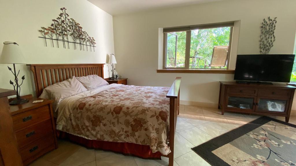 Postel nebo postele na pokoji v ubytování Eagle Peak Guesthouse
