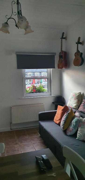 Posezení v ubytování The Speak Easy Cottage Multyfarnham -Two Bedroom