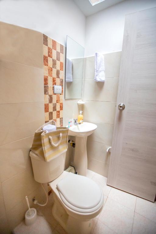 Ένα μπάνιο στο KOMODO ALOJAMIENTO- hostal autoservicio, ubicado cerca al centro histórico - baño privado, wifi , cama 2x2 y agua caliente y cocina compartida