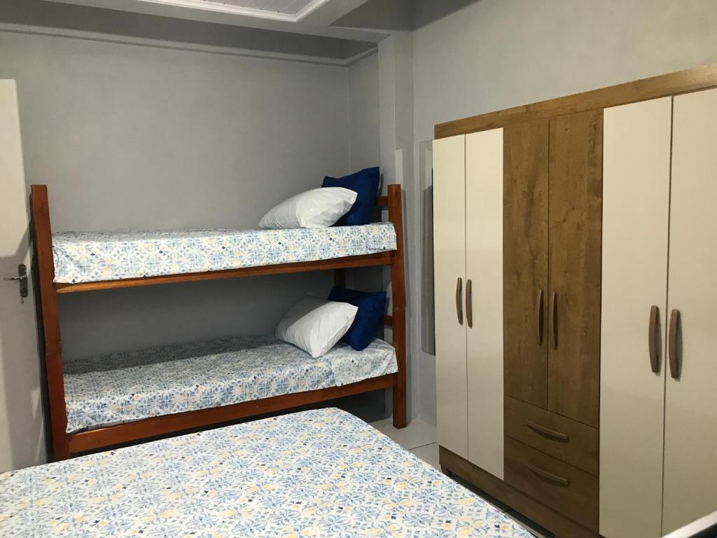 Divstāvu gulta vai divstāvu gultas numurā naktsmītnē Casa com piscina em Balneário Camboriú