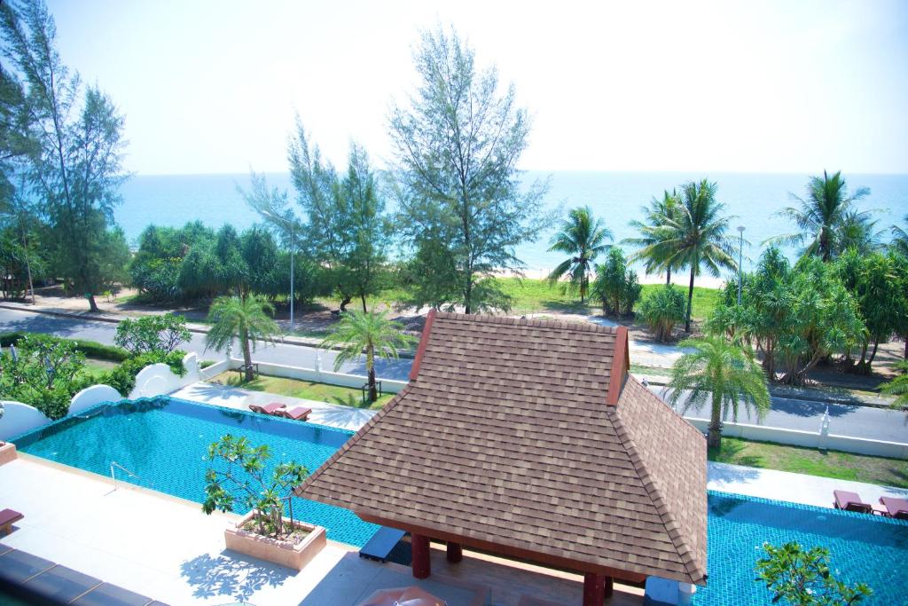 Bazén v ubytování Maikhao Palm Beach Resort - SHA Plus nebo v jeho okolí