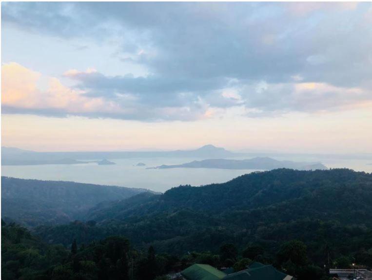 Pemandangan umum gunung atau pemandangan gunung yang diambil dari hotel