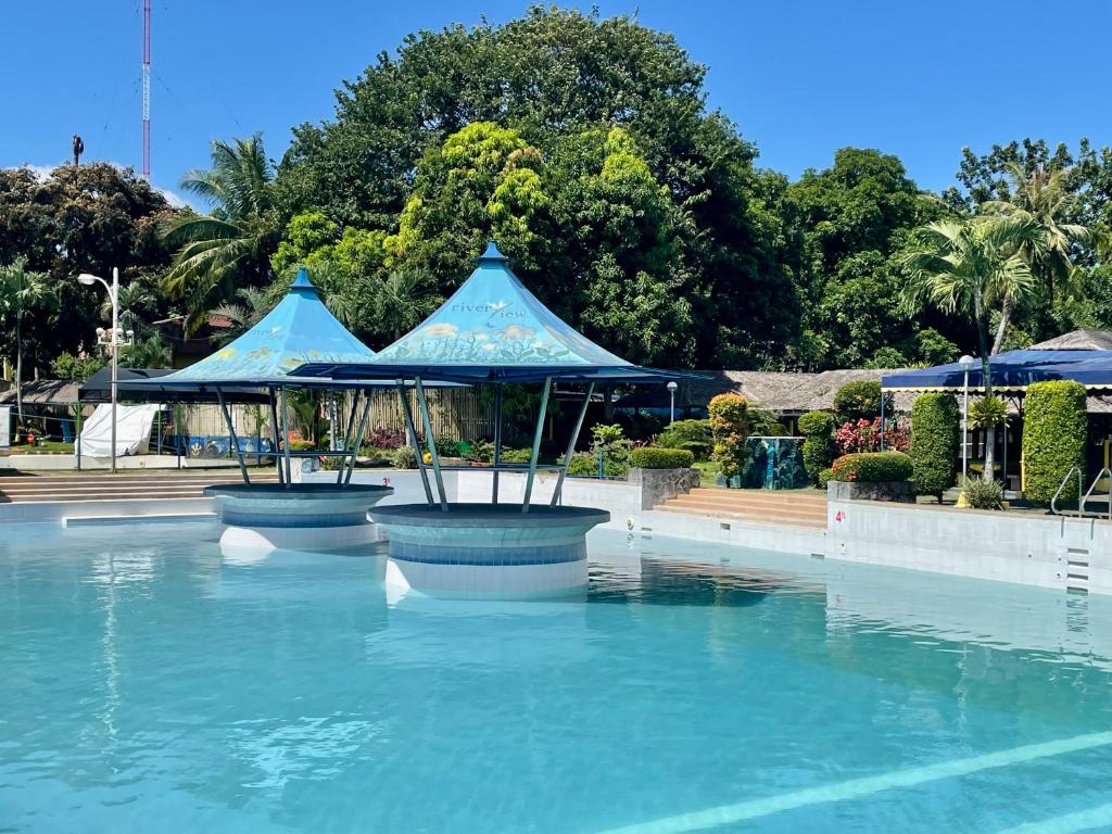 una tienda azul en medio de una piscina de agua en Riverview Resort and Conference Center en Calamba