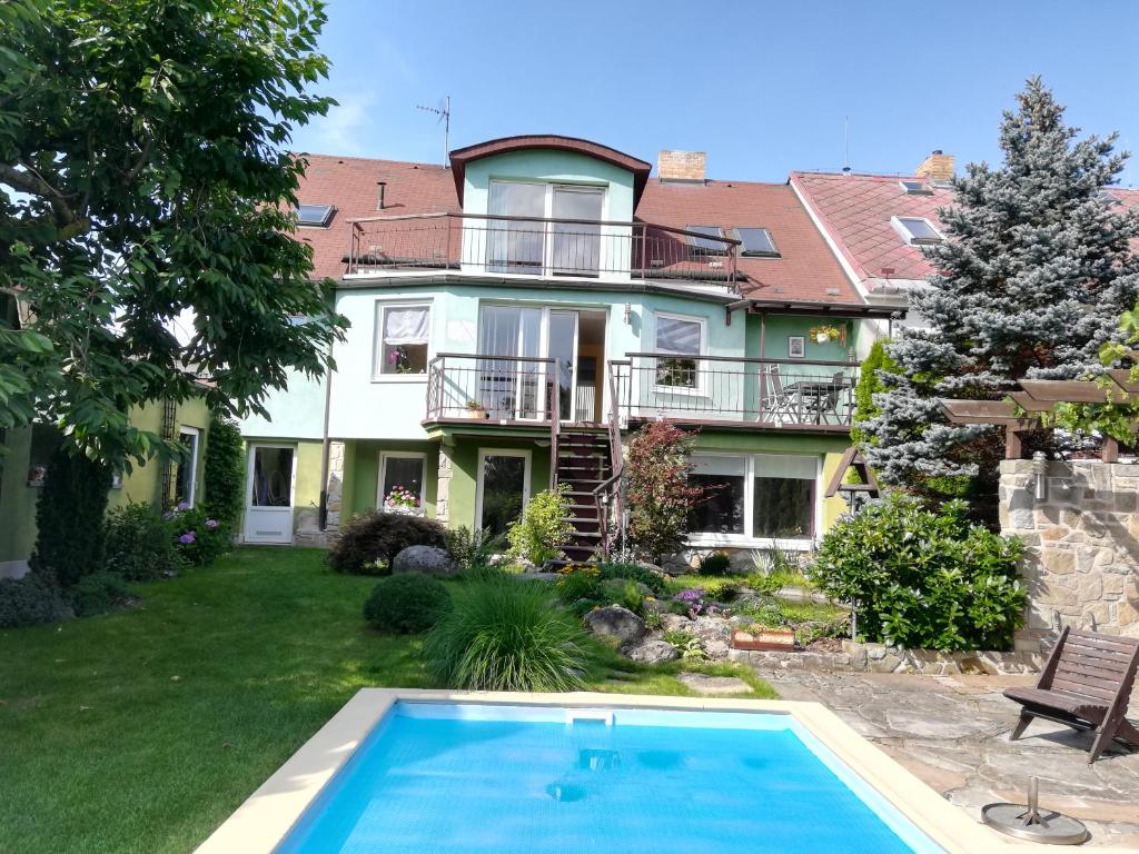 uma casa com piscina no quintal em Green House 45 em Třebíč