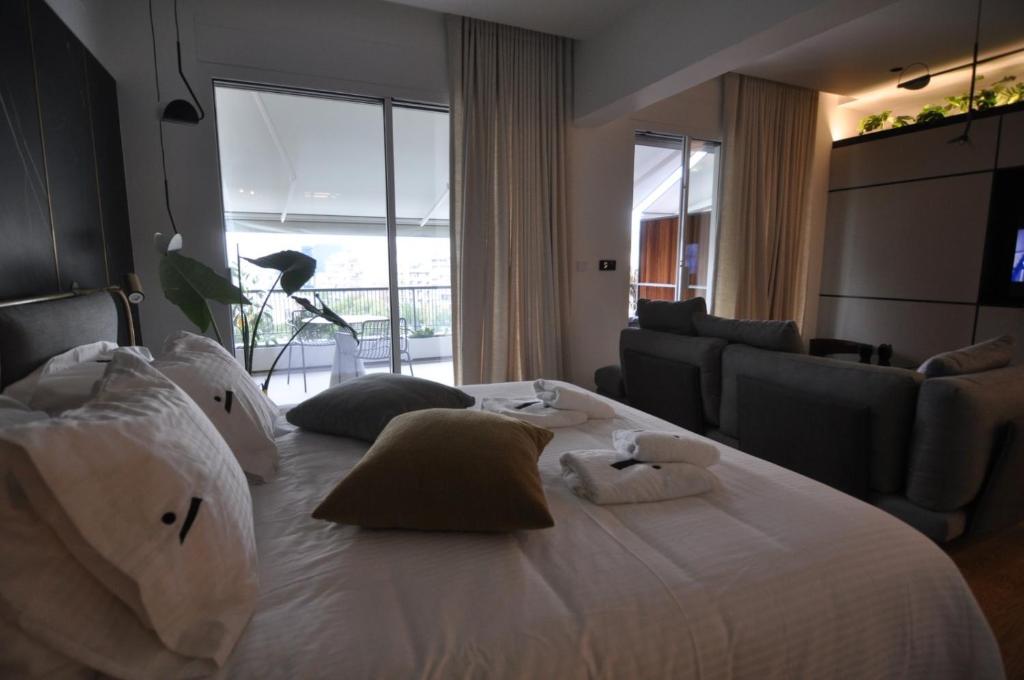 Uma cama ou camas num quarto em Athinaion Recreation Suites