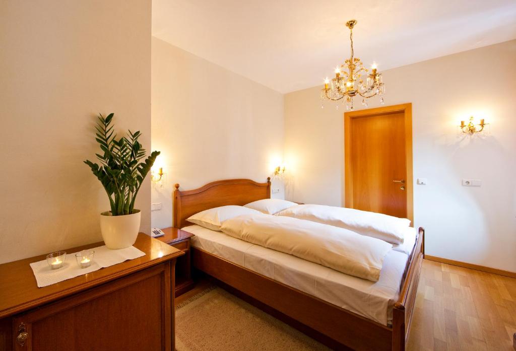 Postel nebo postele na pokoji v ubytování Hotel Elefant