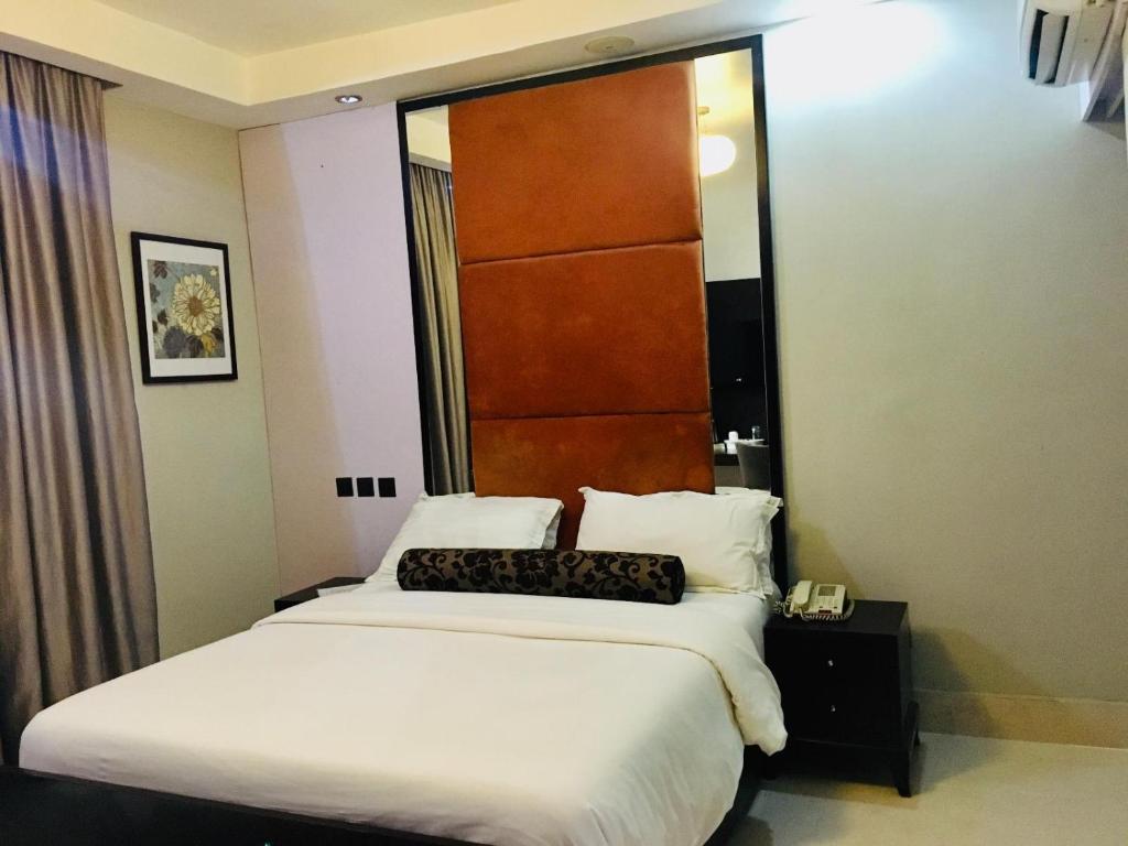 Postel nebo postele na pokoji v ubytování BW Starfire Hotel