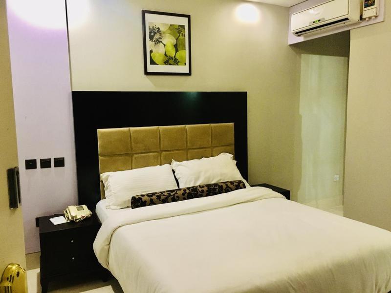 Postel nebo postele na pokoji v ubytování BW Starfire Hotel