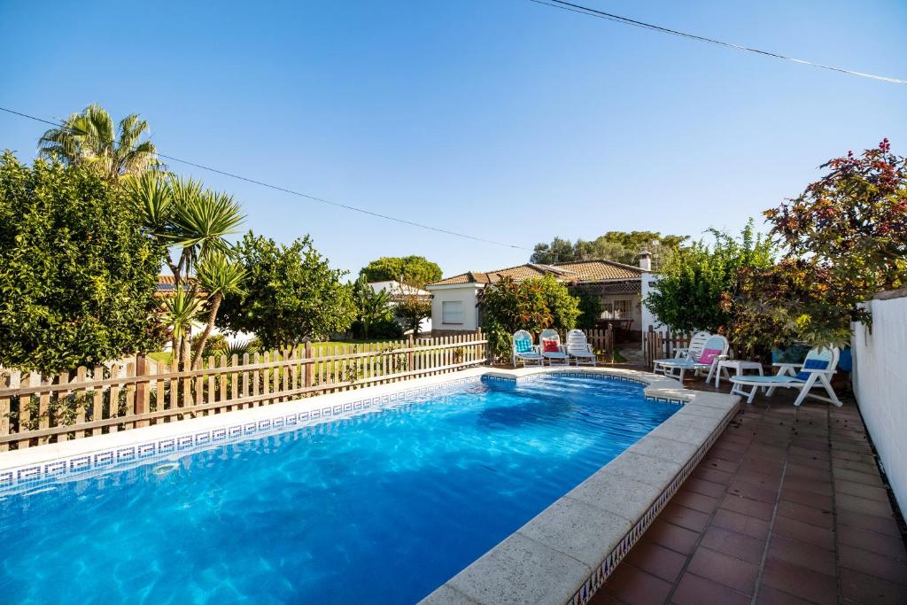 una piscina en el patio trasero de una casa en Casa Coxy 3 Bed enclosed private, en Chiclana de la Frontera