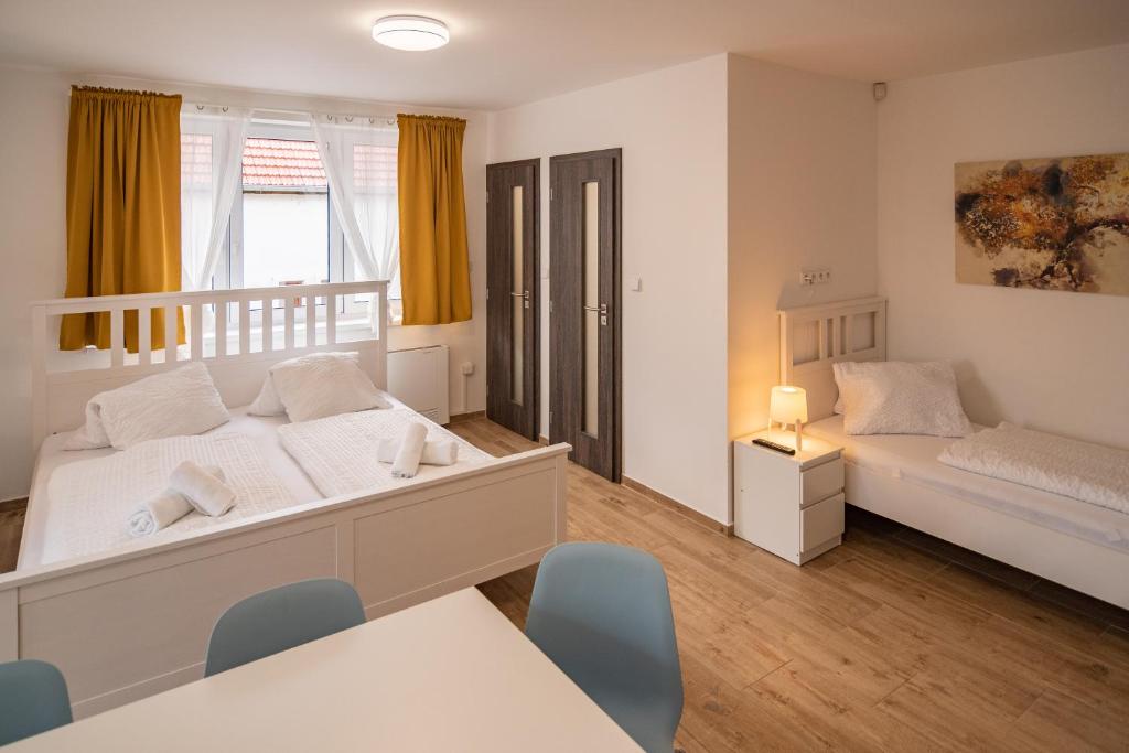 Łóżko lub łóżka w pokoju w obiekcie Mikulov - Inn - hotel s vinným sklepem Venuše