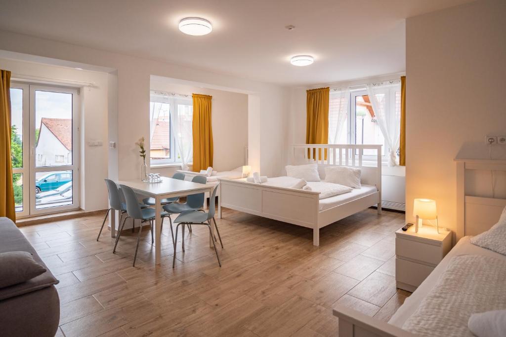 Łóżko lub łóżka w pokoju w obiekcie Mikulov - Inn - hotel s vinným sklepem Venuše