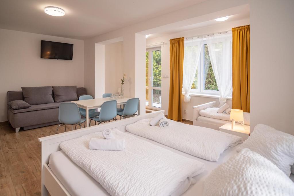 Łóżko lub łóżka w pokoju w obiekcie Mikulov - Inn - hotel s vinným sklepem Venuše