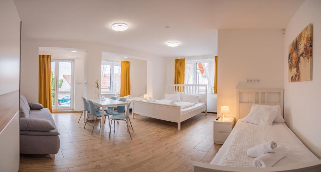 Łóżko lub łóżka w pokoju w obiekcie Mikulov - Inn - hotel s vinným sklepem Venuše