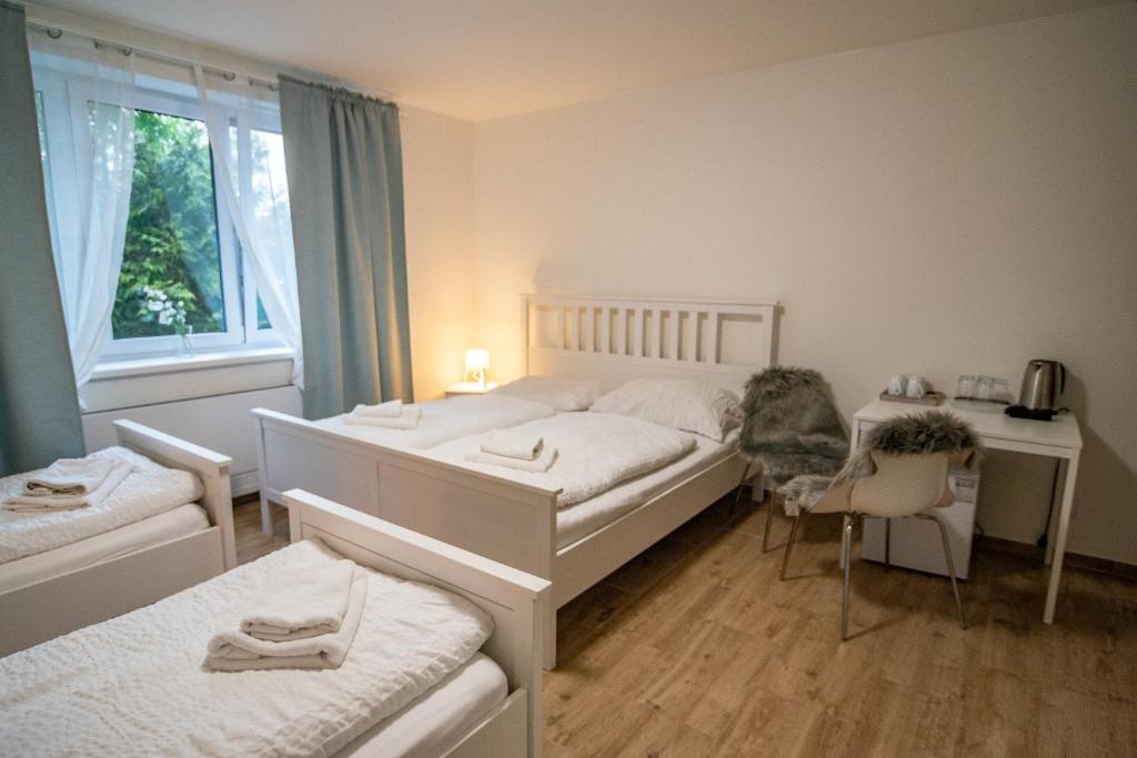 Łóżko lub łóżka w pokoju w obiekcie Mikulov - Inn - hotel s vinným sklepem Venuše