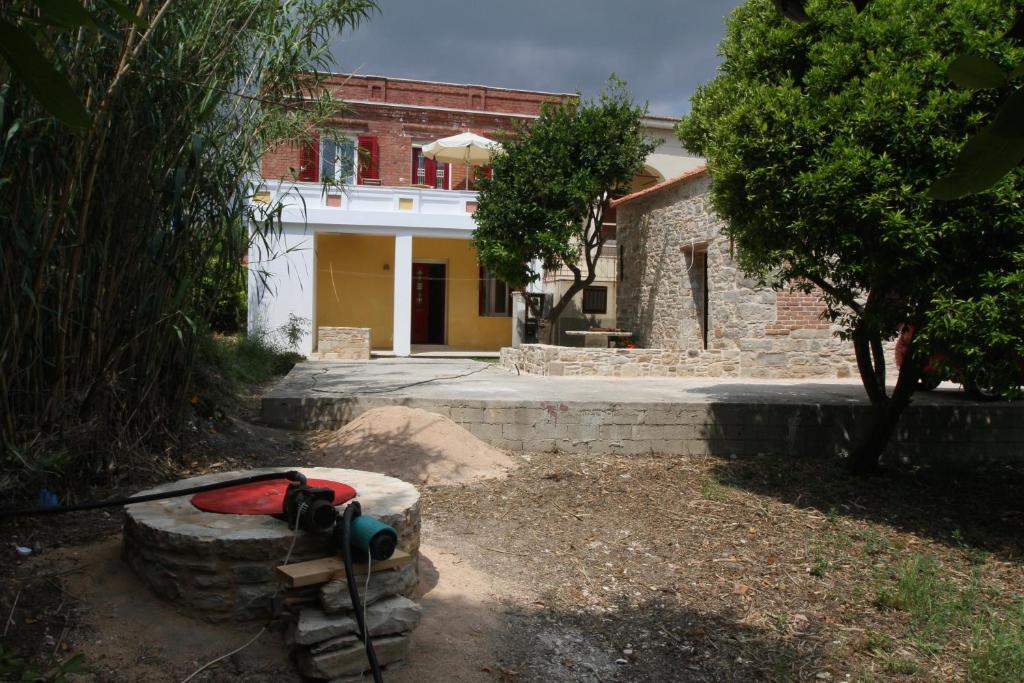 een huis met een rode tas op een stenen bank bij Irini’s house in Chios