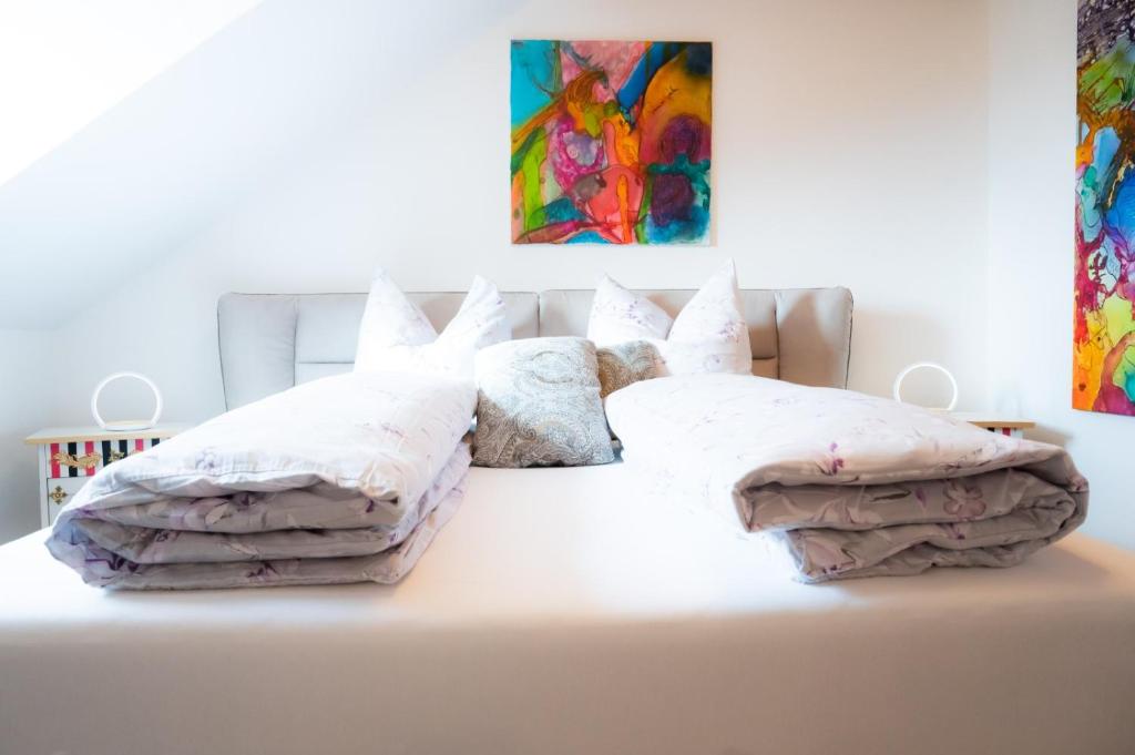 Łóżko lub łóżka w pokoju w obiekcie Idyllische Designer-Apartments am Bio-Bauernhof in SalzburgerSeenland Schmiding 10