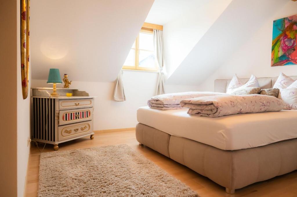 Łóżko lub łóżka w pokoju w obiekcie Idyllische Designer-Apartments am Bio-Bauernhof in SalzburgerSeenland Schmiding 10