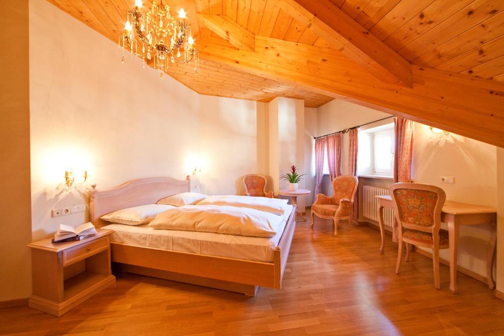 Postel nebo postele na pokoji v ubytování Hotel Elefant