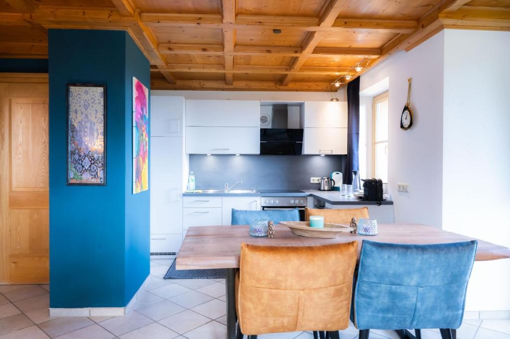 Kuchnia lub aneks kuchenny w obiekcie Idyllische Designer-Apartments am Bio-Bauernhof in SalzburgerSeenland Schmiding 10