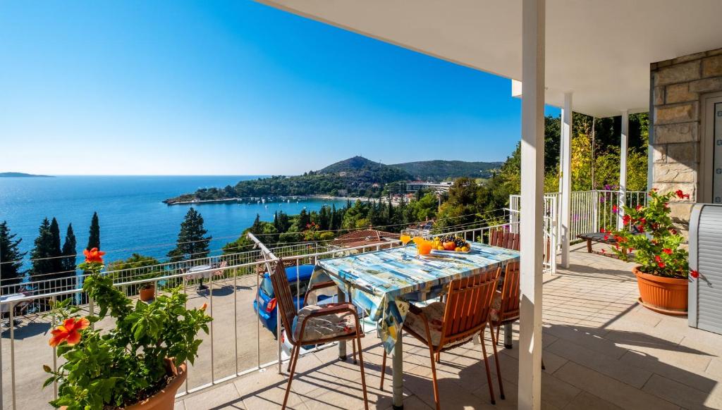 einen Balkon mit einem Tisch und Stühlen sowie Meerblick in der Unterkunft Apartments Katica in Mlini