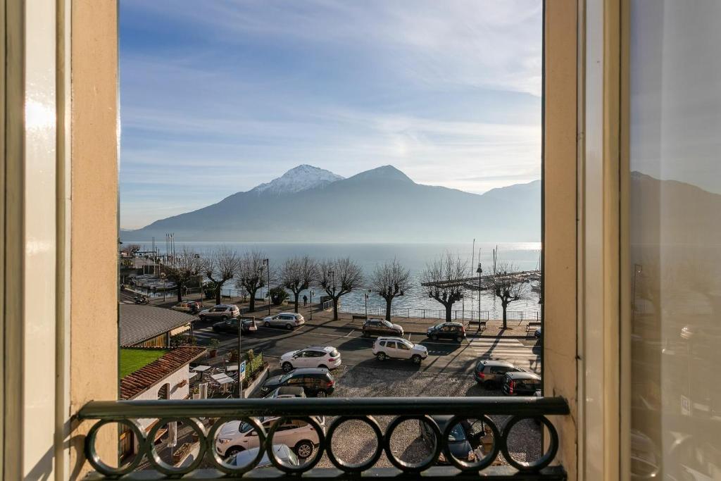 un balcón con vistas a un aparcamiento en Piazzetta Lake View, en Dongo