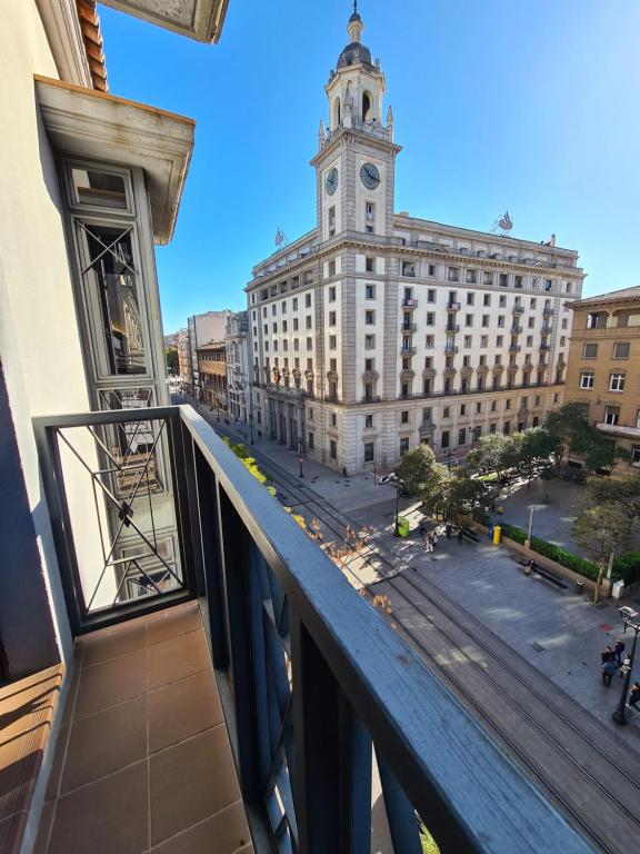 desde el balcón de un edificio con una torre del reloj en Dos Torres Ático Dúplex - Céntrico con Vistas a la Ciudad, en Zaragoza