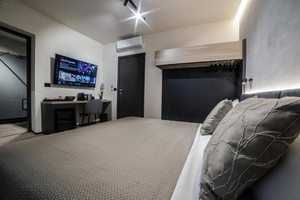 Postel nebo postele na pokoji v ubytování Corso 84 Luxury Suites