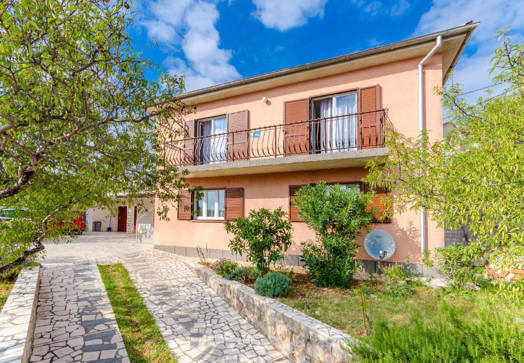 vista esterna di una casa con balcone di Apartment Milka i Milan a Senj