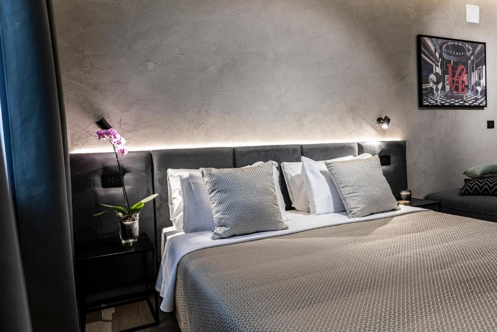 Postel nebo postele na pokoji v ubytování Corso 84 Luxury Suites