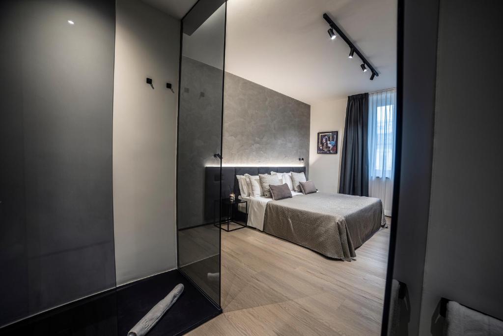 Postel nebo postele na pokoji v ubytování Corso 84 Luxury Suites