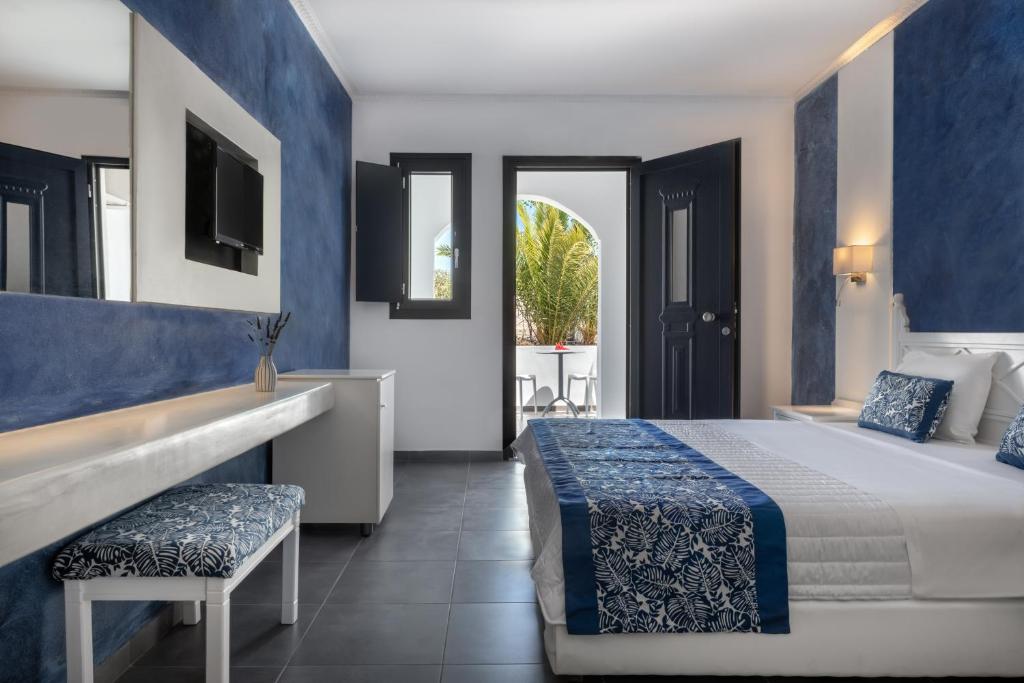 Łóżko lub łóżka w pokoju w obiekcie Rivari Santorini Hotel