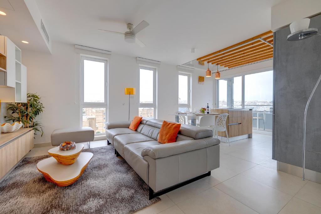 Posezení v ubytování Stunning Apartment in a Central Location with Views